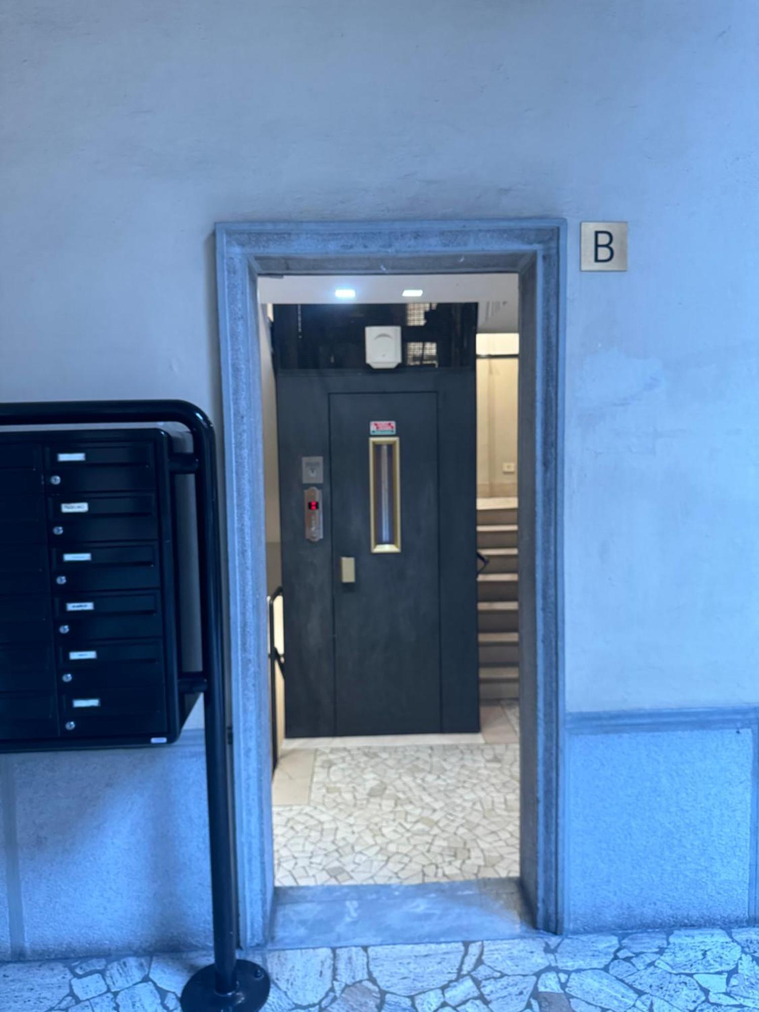 Real Duomo Palace Suite Milan Exterior photo